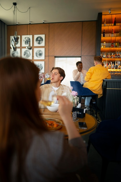 Foto gratuita pareja teniendo una cita en el restaurante