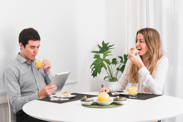 Foto gratuita pareja, teniendo, desayuno, en la mesa