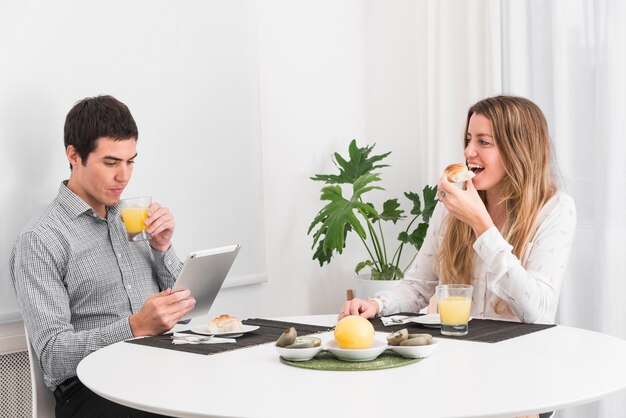 Pareja, teniendo, desayuno, en la mesa