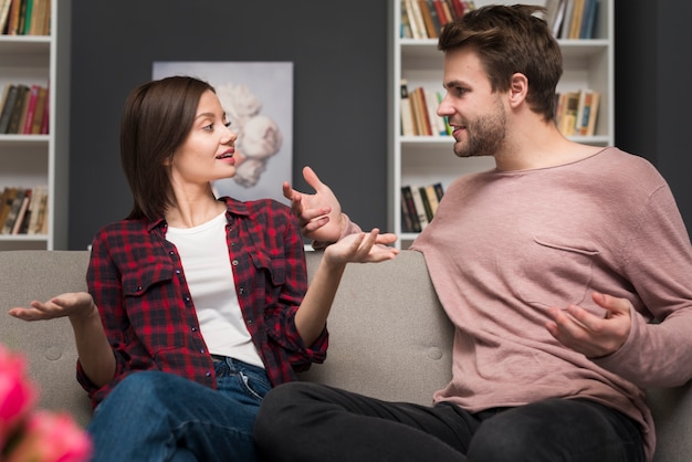 Foto gratuita pareja teniendo un momento de conversación