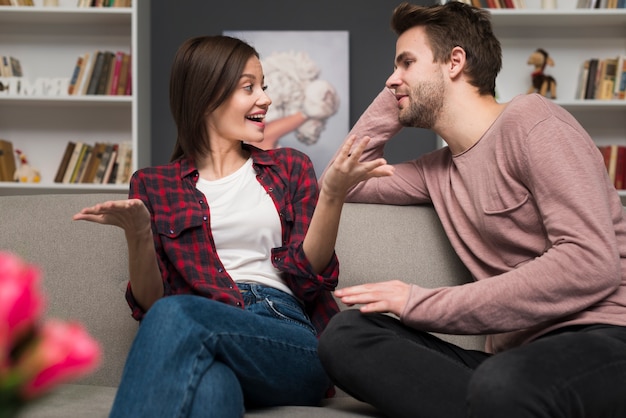 Foto gratuita pareja teniendo un momento de conversación