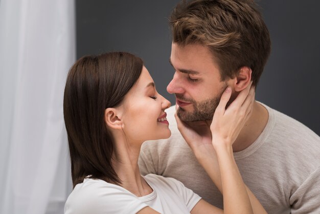 Pareja teniendo un momento de ternura