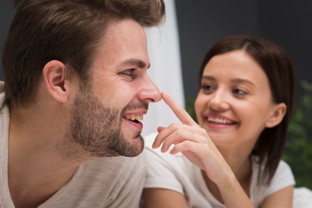 Foto gratuita pareja teniendo un momento de ternura