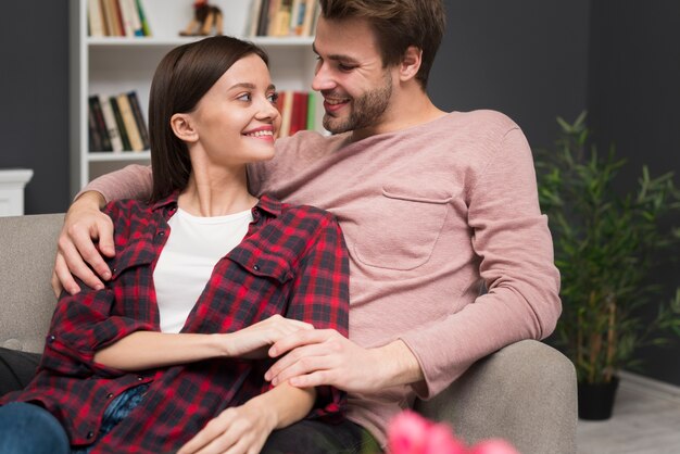 Pareja teniendo un momento de ternura