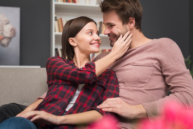 Foto gratuita pareja teniendo un momento de ternura