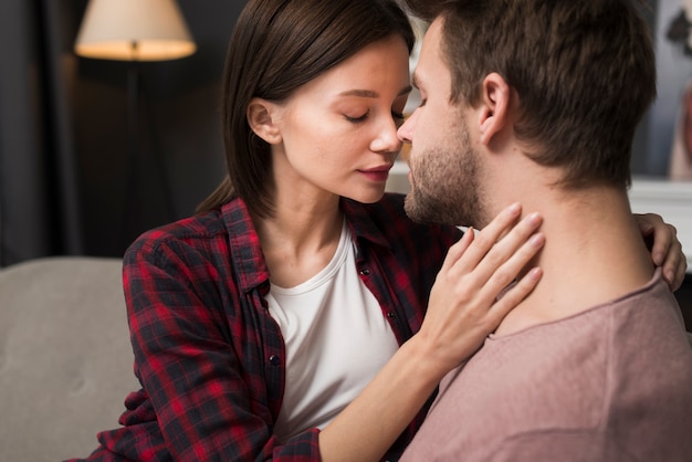 Pareja teniendo un momento de ternura