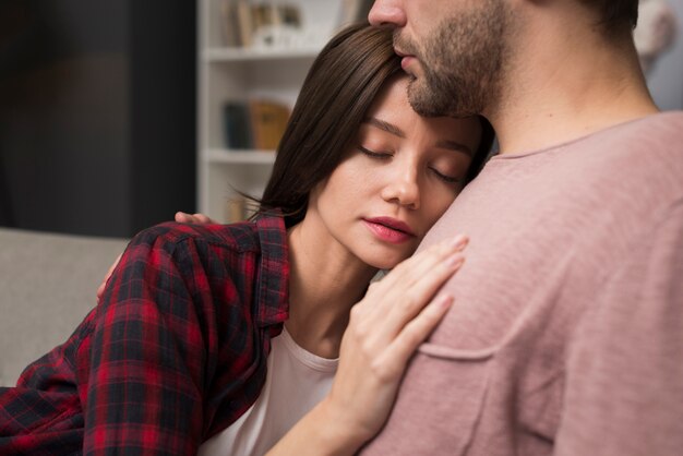 Pareja teniendo un momento de ternura