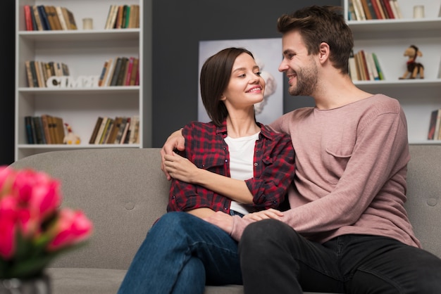 Pareja teniendo un momento de ternura