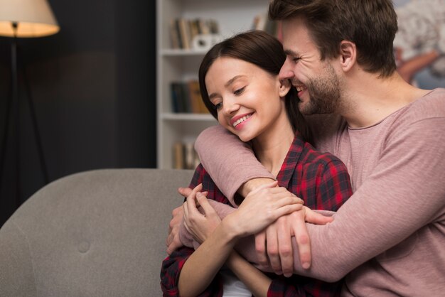 Pareja teniendo un momento de ternura