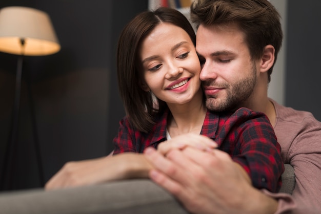 Foto gratuita pareja teniendo un momento de ternura