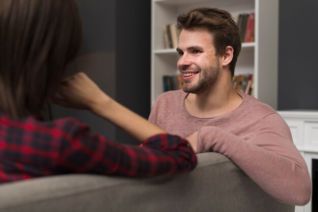 Foto gratuita pareja teniendo un momento de ternura