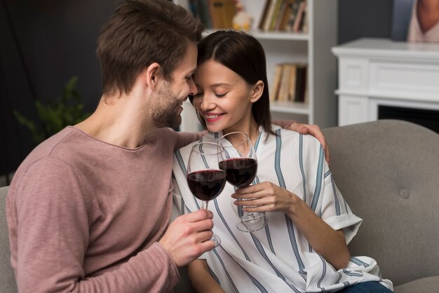 Pareja teniendo un momento de ternura