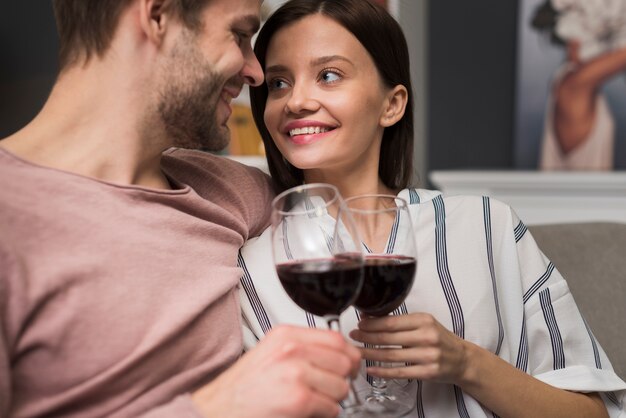 Foto gratuita pareja teniendo un momento de ternura