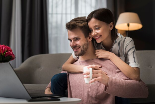 Pareja teniendo un momento de ternura