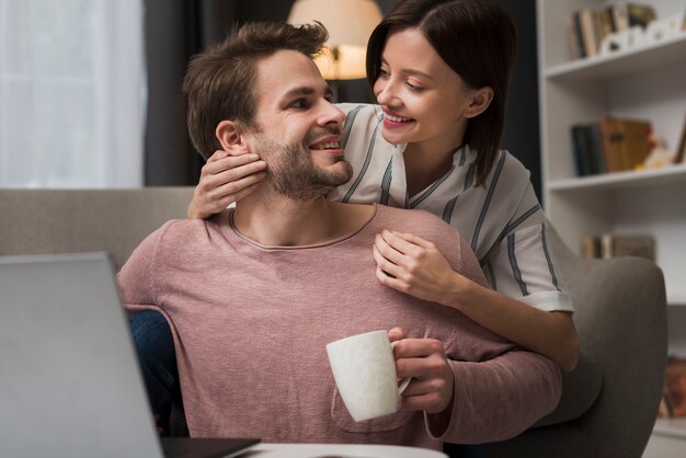 Pareja teniendo un momento de ternura