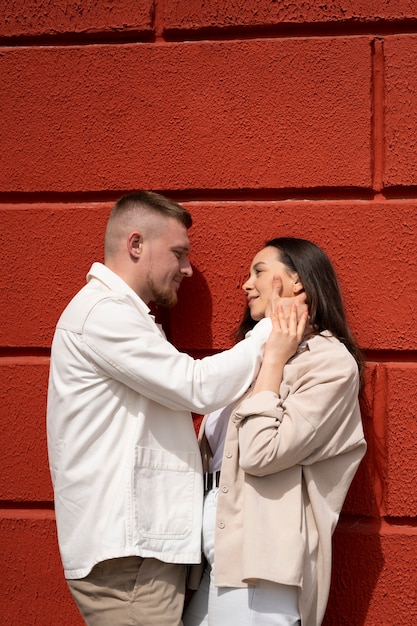 Foto gratuita pareja teniendo momentos de intimidad pública