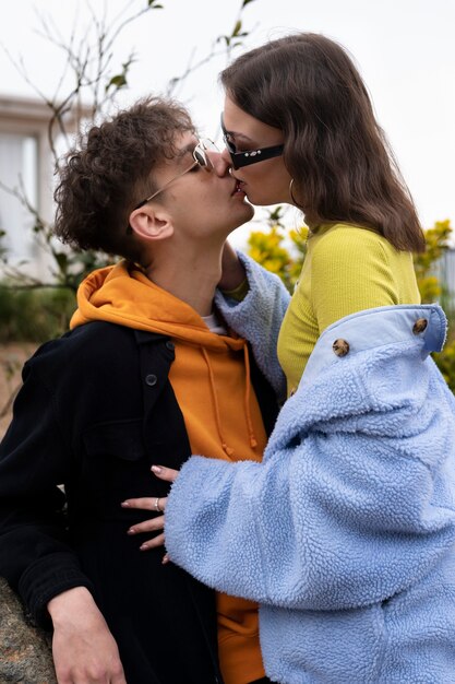 Pareja teniendo momentos de intimidad pública