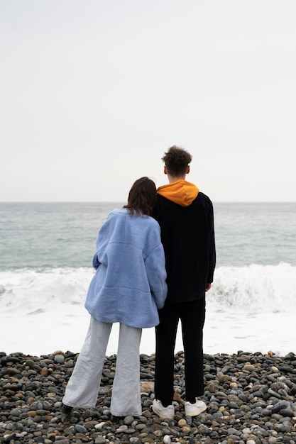 Foto gratuita pareja teniendo momentos de intimidad pública