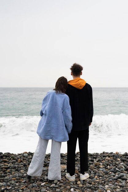 Pareja teniendo momentos de intimidad pública