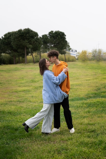 Foto gratuita pareja teniendo momentos de intimidad pública