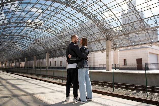 Foto gratuita pareja teniendo momentos de intimidad pública