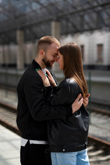 Pareja teniendo momentos de intimidad pública