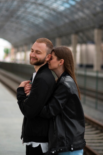 Foto gratuita pareja teniendo momentos de intimidad pública