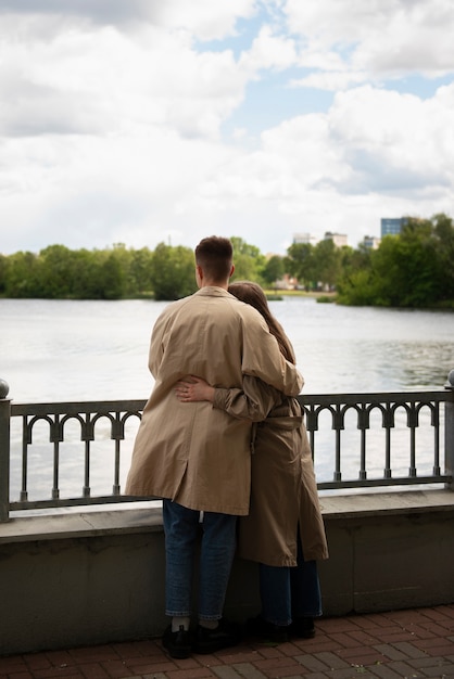 Foto gratuita pareja teniendo momentos de intimidad pública