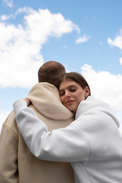 Foto gratuita pareja teniendo momentos de intimidad pública