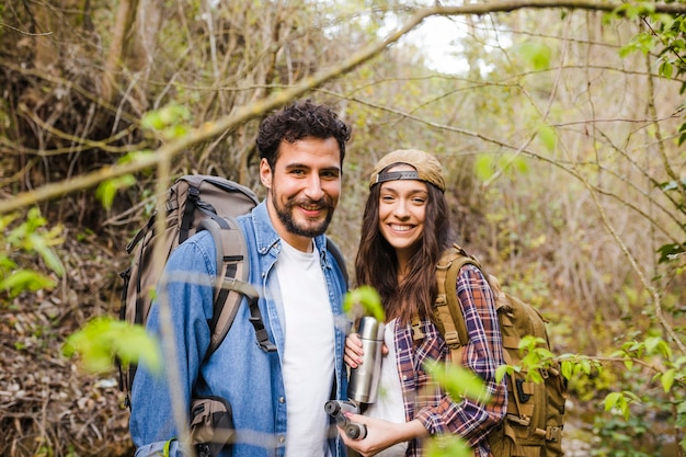 Foto gratuita pareja con termo en el bosque