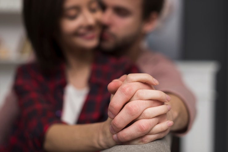 Foto gratuito una pareja tiene un momento de ternura.