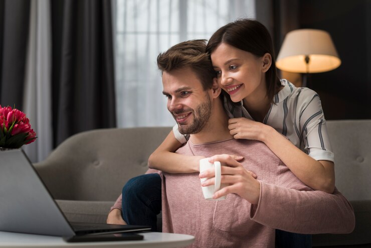 Foto gratuito una pareja tiene un momento de ternura.