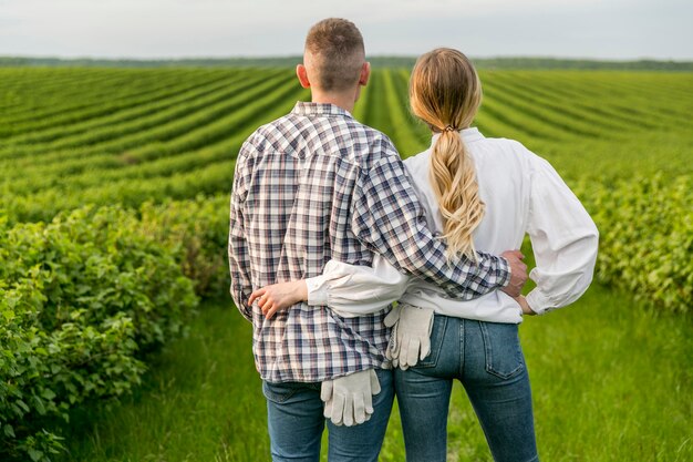 Pareja en tierras de cultivo