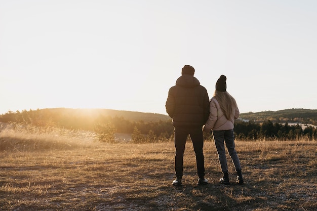 Pareja de tiro completo al aire libre