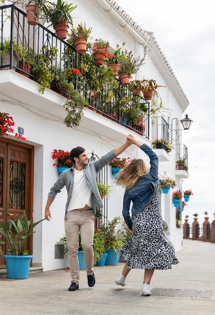 Foto gratuita pareja de tiro completo bailando en la calle