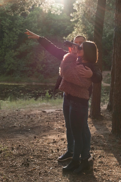 Foto gratuita pareja de tiro completo con binoculares