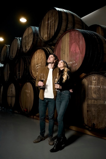 Foto gratuita pareja de tiro completo en bodega