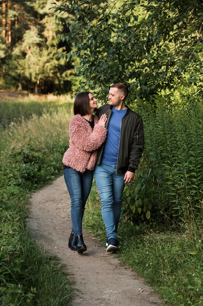 Pareja de tiro completo caminando juntos