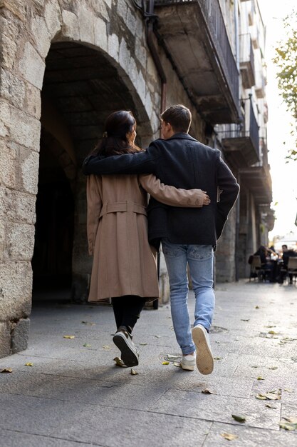 Pareja de tiro completo caminando juntos