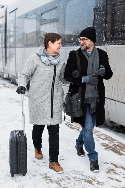 Pareja de tiro completo caminando juntos