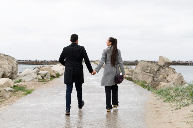 Pareja de tiro completo caminando juntos