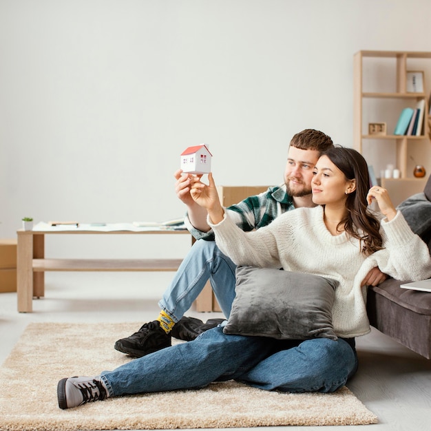 Pareja de tiro completo en casa pequeña