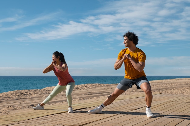 Pareja de tiro completo entrenando al aire libre