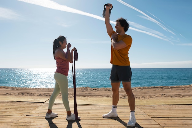 Foto gratuita pareja de tiro completo entrenando al aire libre