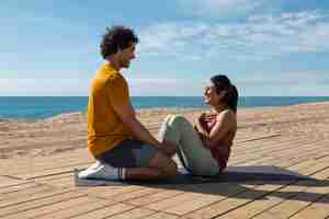 Foto gratuita pareja de tiro completo entrenando al aire libre