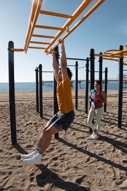 Pareja de tiro completo entrenando al aire libre