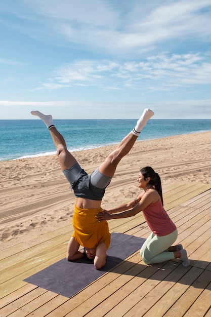 Pareja de tiro completo entrenando juntos al aire libre