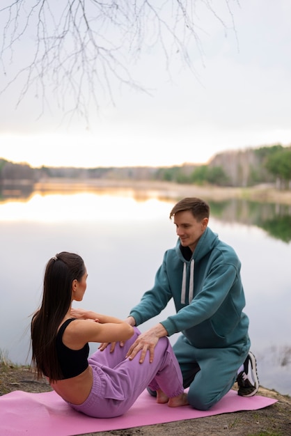 Foto gratuita pareja de tiro completo entrenando juntos