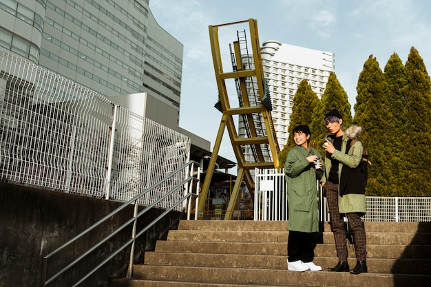 Pareja de tiro completo en las escaleras