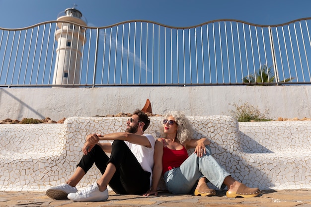 Foto gratuita pareja de tiro completo en el faro.